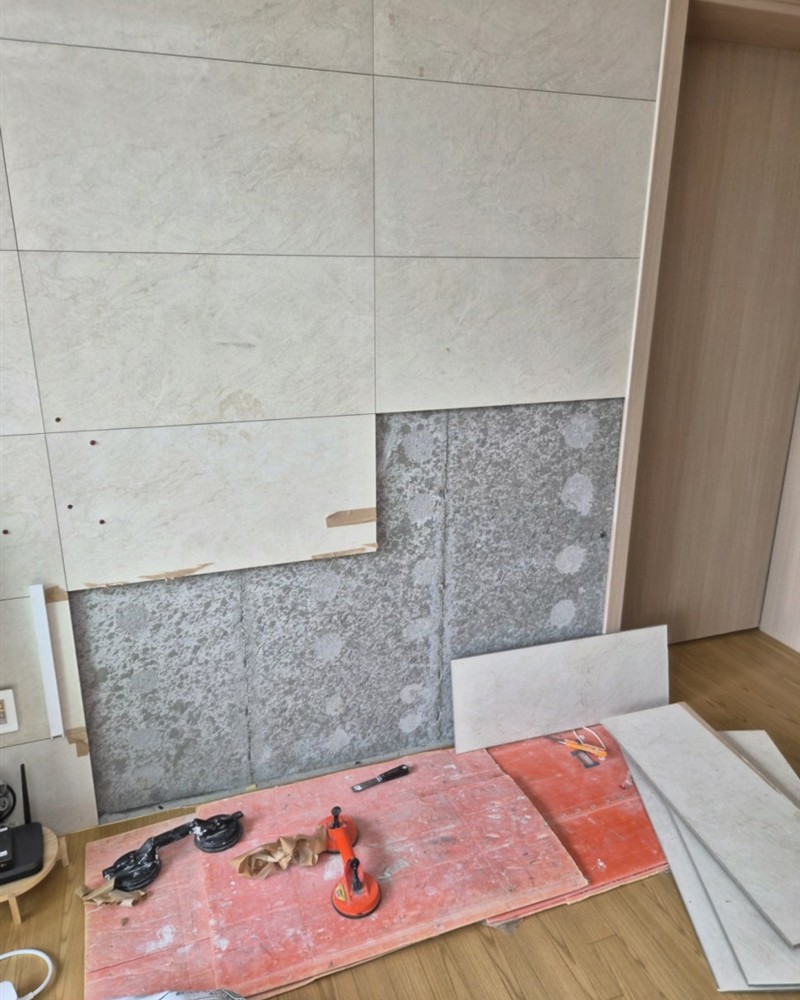 세종 새롬동 새뜸마을 4단지 거실 아트월 타일보수 들뜬 타일 철거 후 바탕면