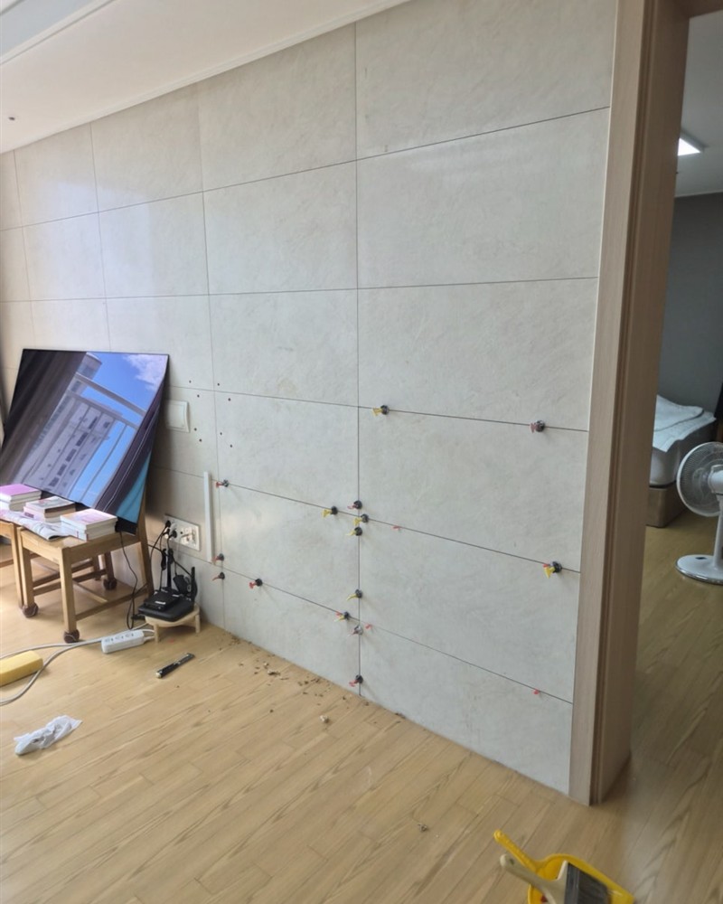 세종 새롬동 새뜸마을 4단지 거실 아트월 타일보수 기존 타일 다시 붙이는 중